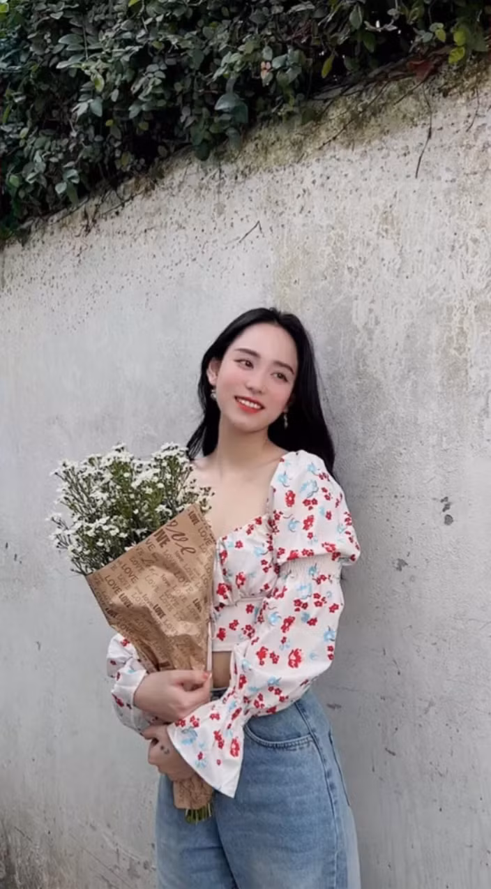 Bằng đi gần 1 năm, người ta dần nhìn thấy Minh Thu trưởng thành hơn. Hiện tại, bên cạnh công việc dạy học, Minh Thu giờ là một KOL với số người theo dõi tài khoản TikTok và FB lần lượt khoảng 792k và 1 triệu. Ảnh: Tổng hợp