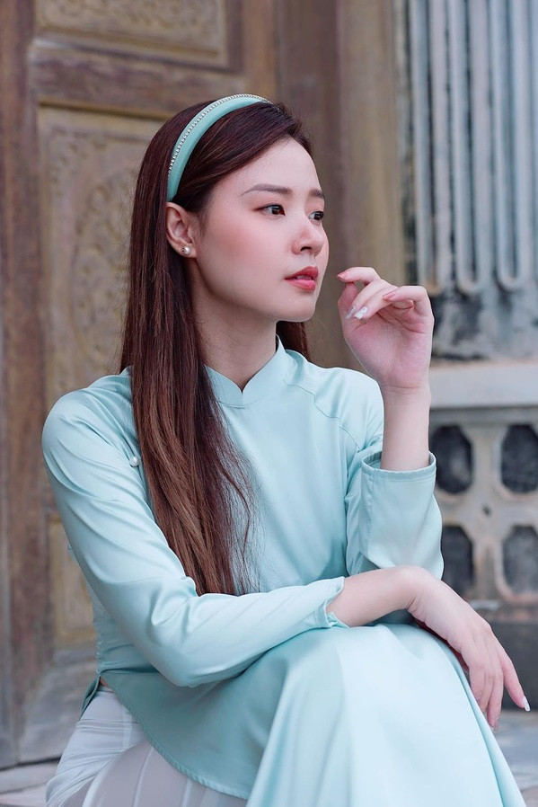 Nhắc đến “hot girl” đi dạy không thể không kể tới cô giáo Midu - một trong những hot girl Sài Thành thế hệ đầu. Midu được nhiều yêu mến bởi ngoại hình trong sáng, ngọt ngào, đời tư trong sạch và thành tích học tập “khủng”.