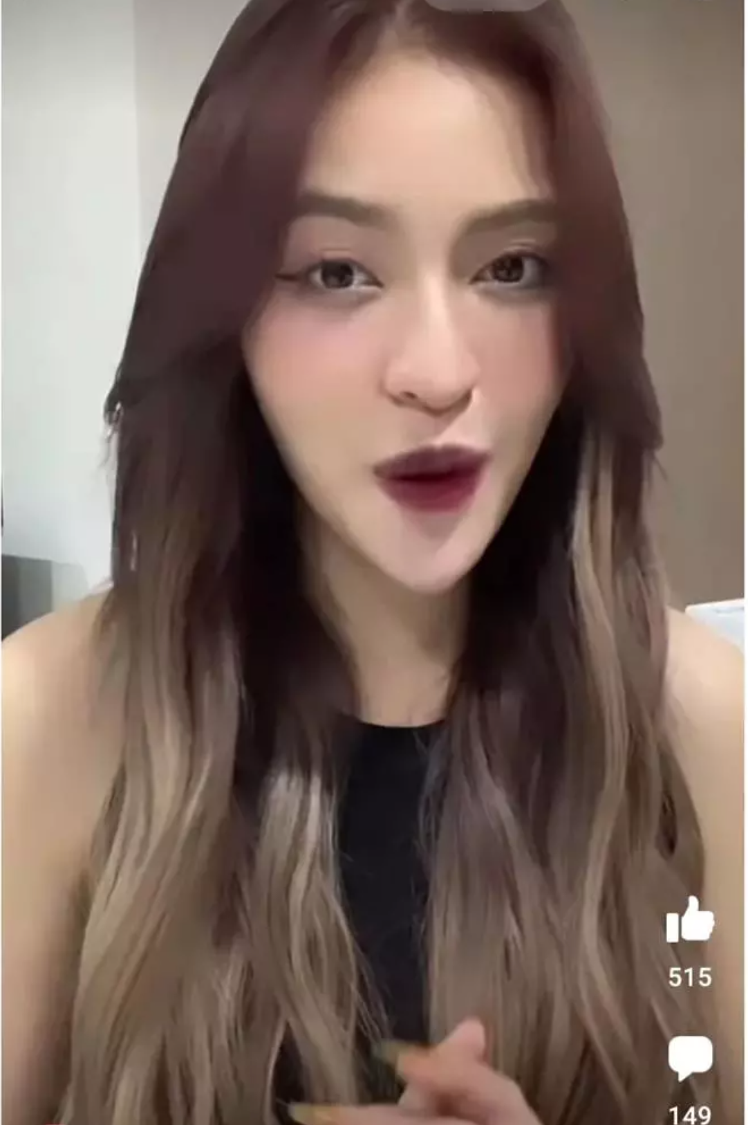 Điển hình trong clip mới đây, cô gái này thông báo sẽ tham gia một cuộc thi sắc đẹp. Người trong cuộc tiết lộ, đang rèn luyện các kỹ năng từ catwalk, ứng xử,... để có thể tự tin tham gia vào đấu trường nhan sắc thời gian tới.