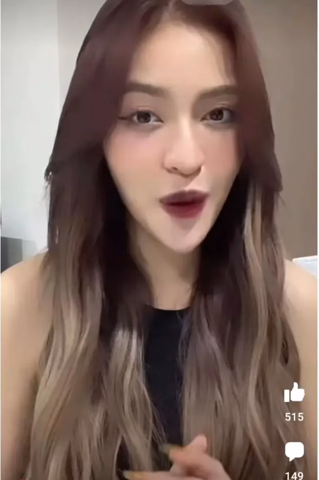 Điển hình trong clip mới đây, cô gái này thông báo sẽ tham gia một cuộc thi sắc đẹp. Người trong cuộc tiết lộ, đang rèn luyện các kỹ năng từ catwalk, ứng xử,... để có thể tự tin tham gia vào đấu trường nhan sắc thời gian tới.