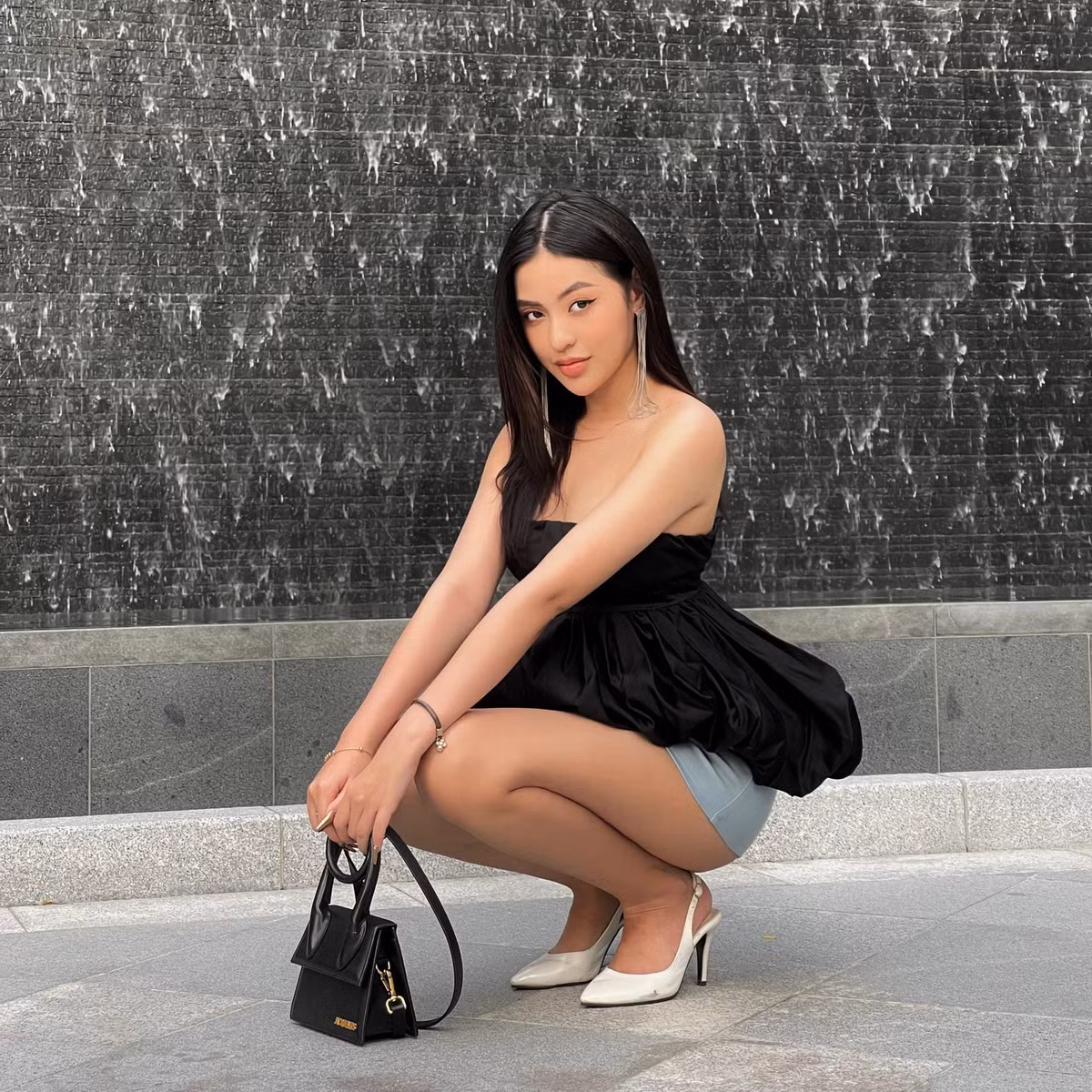 Dưới phần bình luận netizen bàn tán rôm rả về diện mạo của hot girl TikTok, trong khi một số cho rằng cô nàng "lạm dụng" hiệu ứng làm đẹp, số khác lại cho rằng cô "dao kéo" để có gương mặt thon gọn hơn.