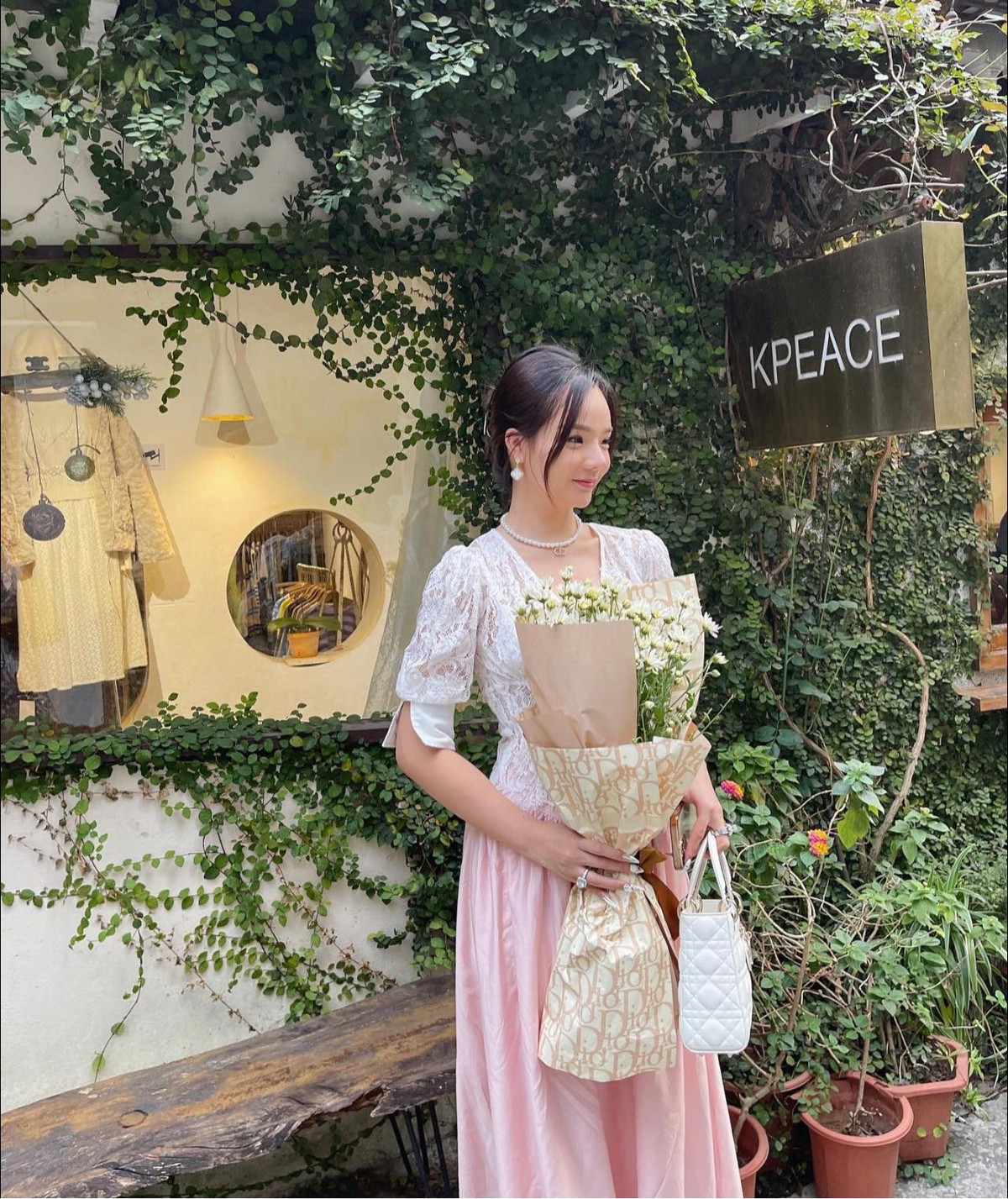 Sự dễ thương, nhanh nhẹn của gái xinh Thủy Tiên nhanh chóng được cư dân mạng truy lùng danh tính vì quá xinh đẹp.