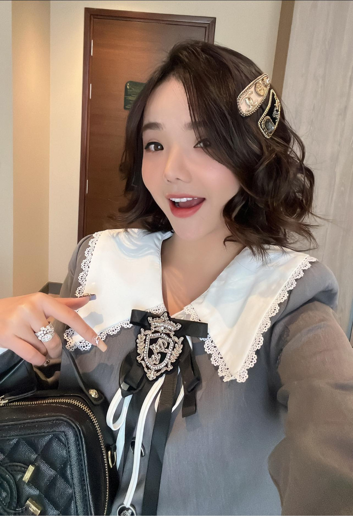 Mẹ chồng thậm chí còn bênh con dâu hơn cả con trai. Bà cũng chính là người đứng ra hòa giải khi hai vợ chồng có những bất đồng quan điểm.