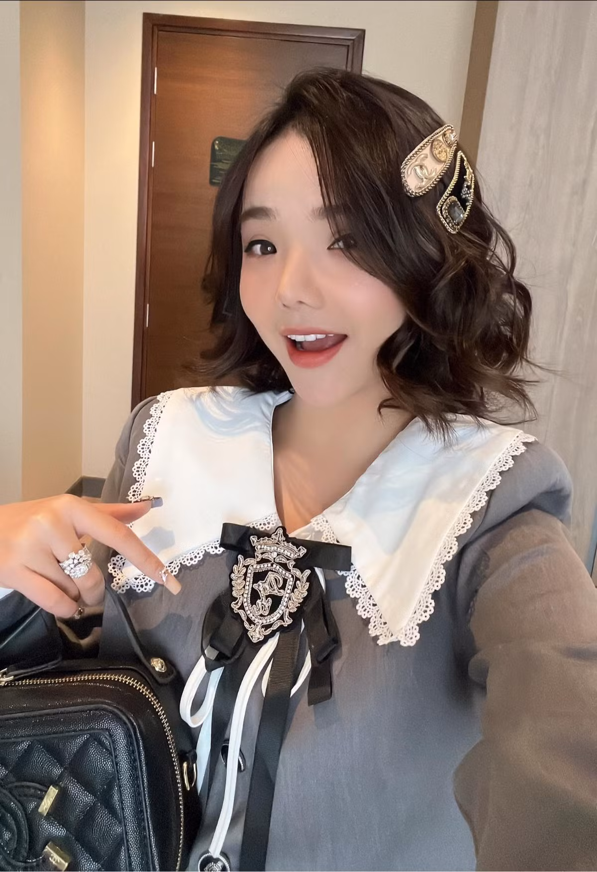 Mẹ chồng thậm chí còn bênh con dâu hơn cả con trai. Bà cũng chính là người đứng ra hòa giải khi hai vợ chồng có những bất đồng quan điểm.