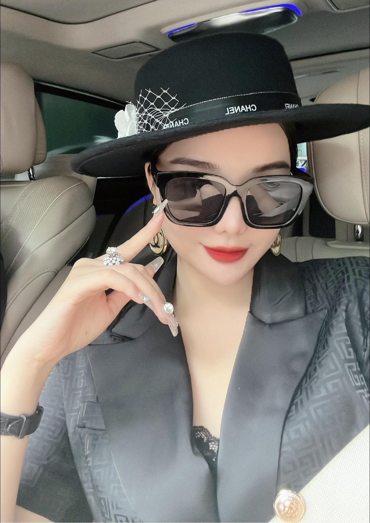 Trong các clip Thủy Tiên quay cùng mẹ chồng bà rất hợp tác tung hứng diễn xuất cùng con dâu khiến nhiều người phải bật cười.