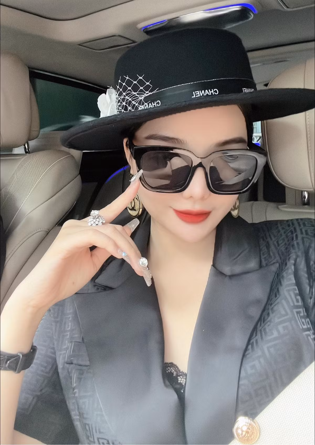 Trong các clip Thủy Tiên quay cùng mẹ chồng bà rất hợp tác tung hứng diễn xuất cùng con dâu khiến nhiều người phải bật cười.