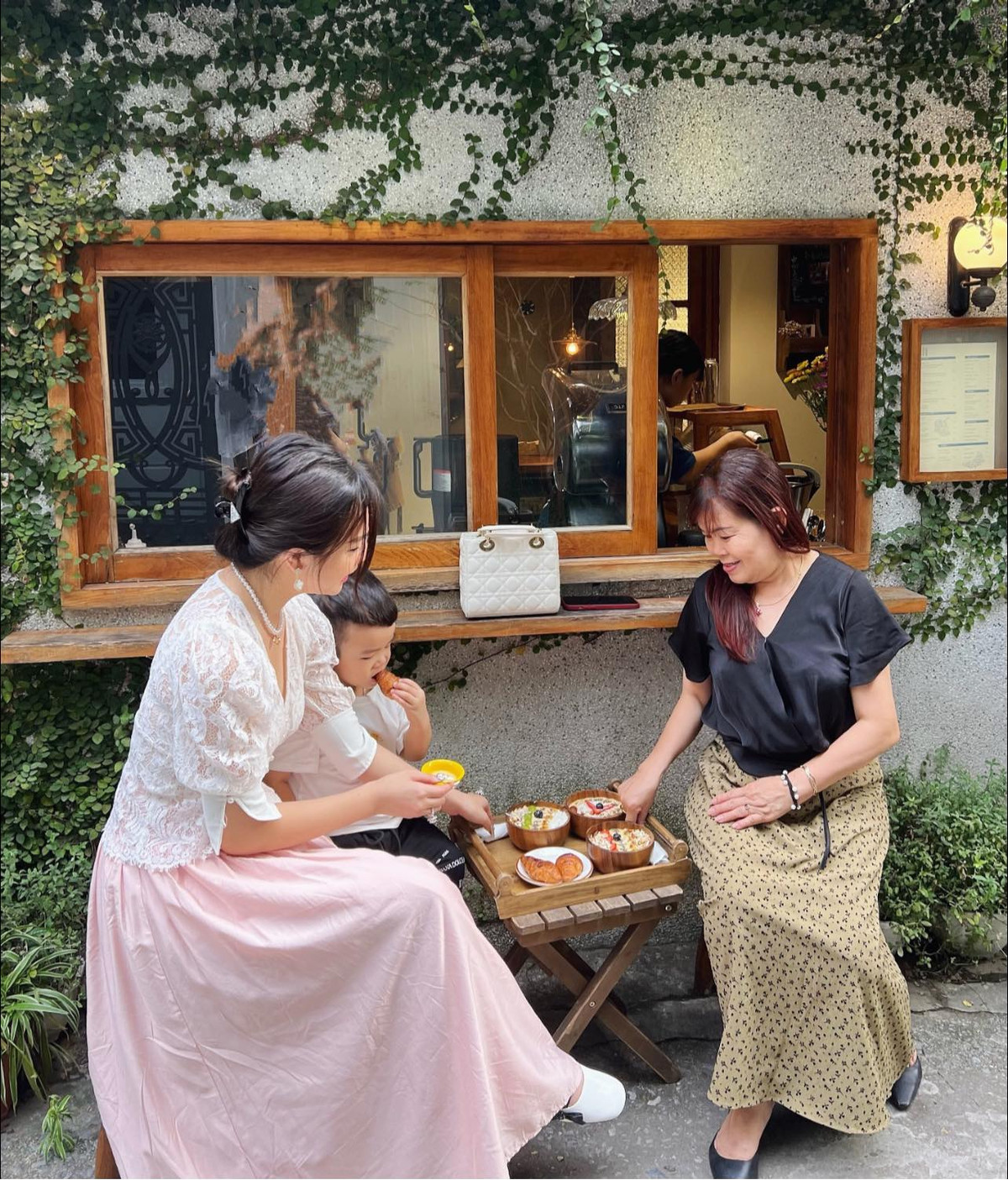 Cũng nhờ sự nổi tiếng này mà cô có dịp quen biết với người chồng hiện tại khi anh mời Thủy Tiên làm gương mặt đại diện cho sản phẩm của mình.