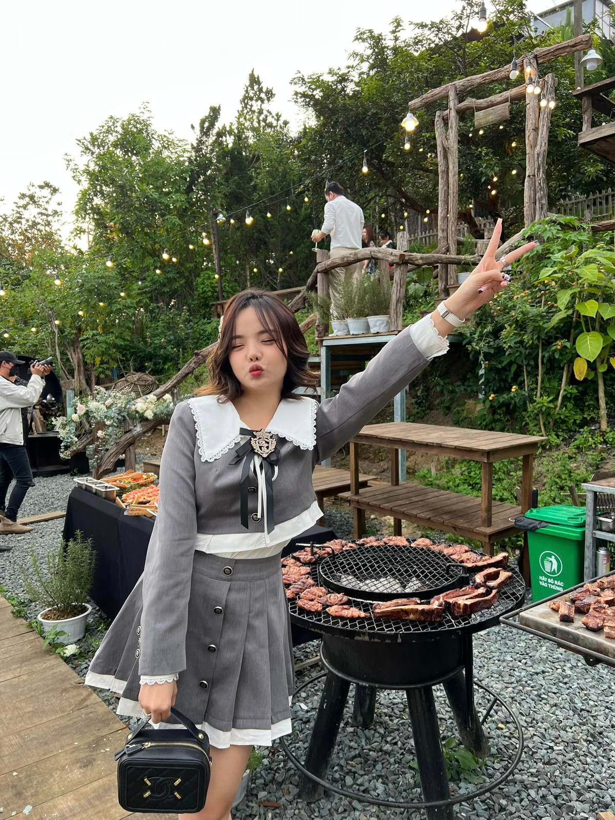 Sau khi quen biết và kết hôn với người chồng hiện tại, Tiên chọn rời xa showbiz để lui về làm dâu hiền vợ thảo. Thế nhưng cuộc sống của gia đình cô vẫn rất được người hâm mộ quan tâm.