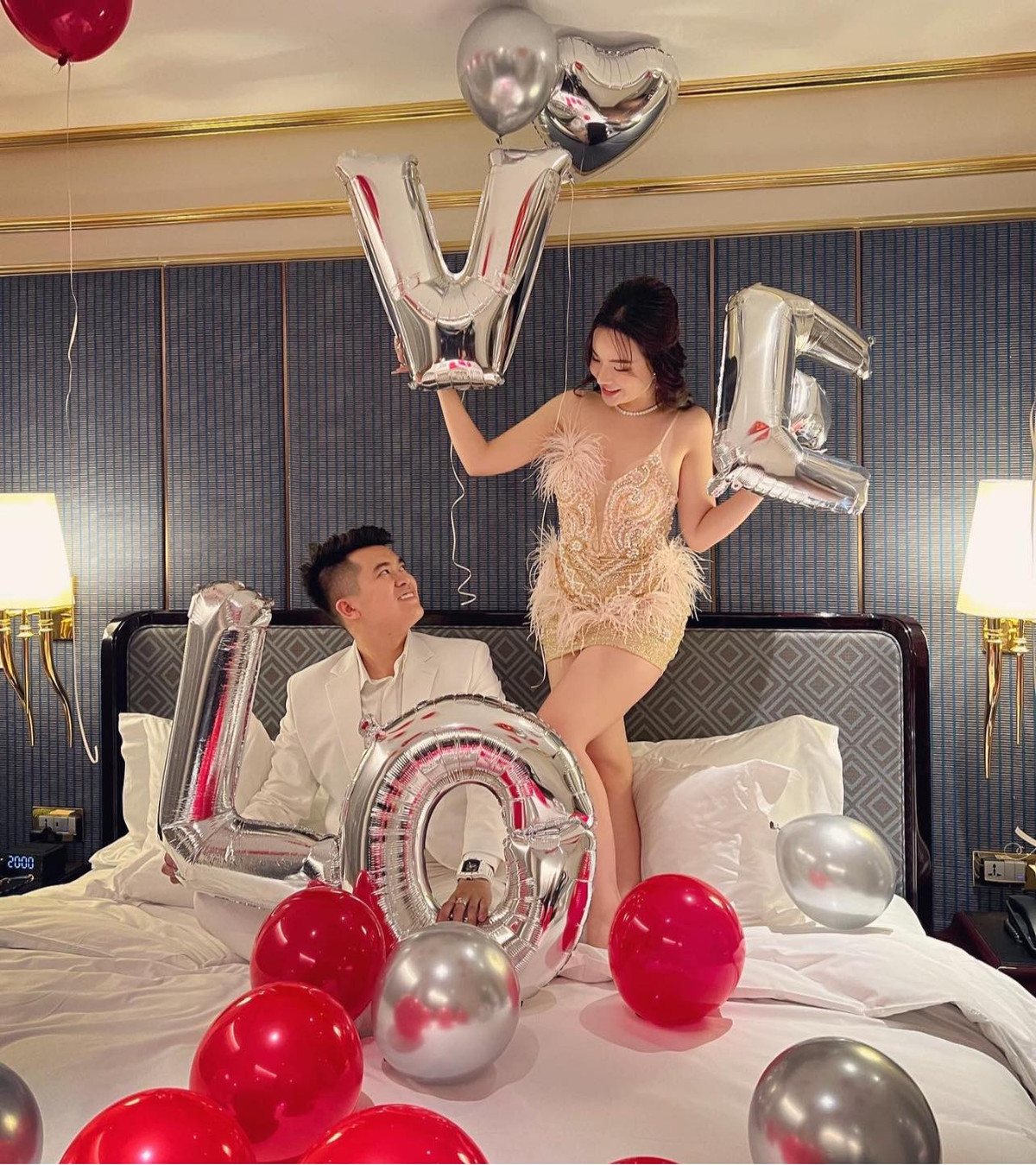 Ngoài thời gian làm việc, cả hai thường xuyên khoe những khoảnh khắc ngọt ngào, đi du lịch, check in sang chảnh trên trang cá nhân.