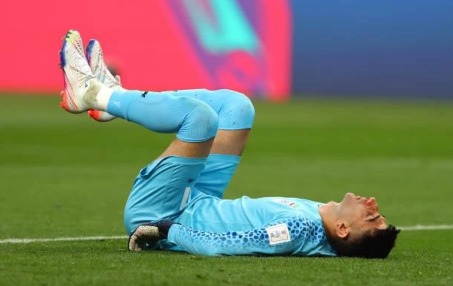 Sau khi được sơ cứu, thủ môn này tiếp tục thi đấu nhưng bị choáng và phải rời sân bằng cáng. Beiranvand không còn giữ được sự tỉnh táo để chơi bóng.