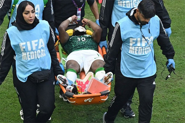 Cụ thể trong một pha bóng tấn công của Argentina, bóng được rót thẳng vào vòng cấm địa. Thủ thành Mohammed Alowais lao ra đấm bóng, tuy nhiên hậu vệ Yasser Al-Shahrani cũng đang trên đà băng về để cản phá.