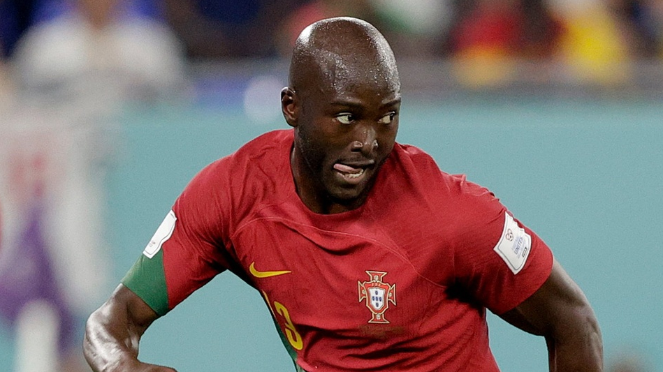 Một trong những chấn thương World Cup 2022 khác là sự cố cầu thủ Bồ Đào Nha - tiền vệ Danilo Pereira bị gẫy xương sườn trong lúc tập luyện.
