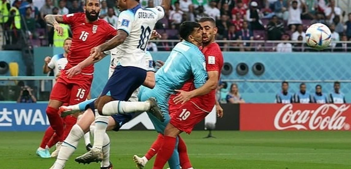 Sự cố chấn thương này xảy ra ở phút thứ 8 trận đấu giữa Anh và Iran, thủ môn Beiranvand bên phía đội bóng Tây Á chảy máu mũi rất nhiều sau pha va chạm mạnh với đồng đội.