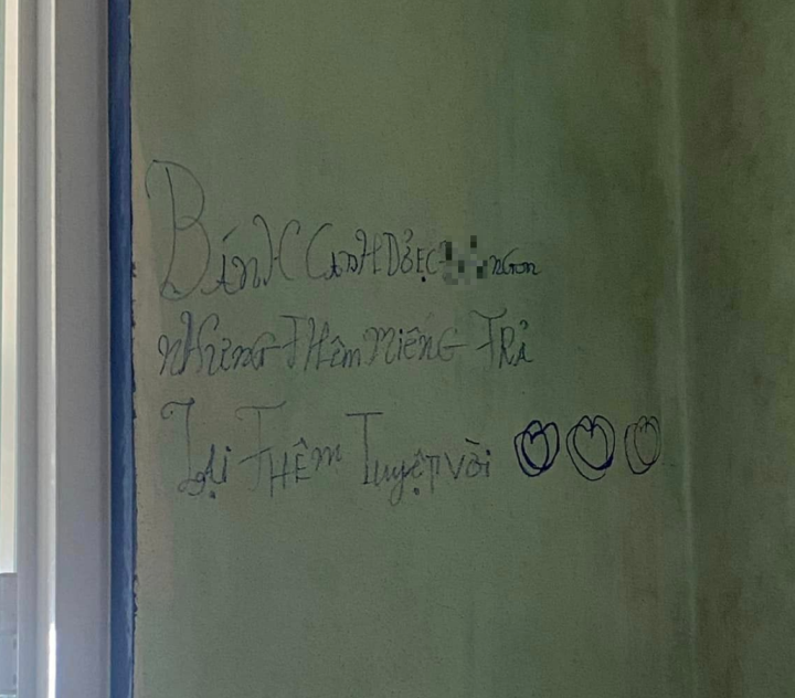 Cụ thể trên bảng thông báo của quán ăn này được ghi vô cùng dí dỏm: “Tôi bị điếc, gọi to vào ‘Anh Dũng điếc ơi dậy bán hàng’, kêu to vào”.