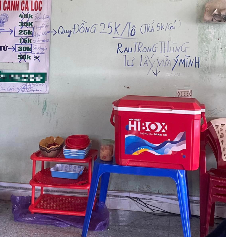 Được biết địa điểm trong hình ảnh được cô chia sẻ cho thấy đây là một quán bún - bánh canh cá lóc đơn thuần như nhiều hàng quán khác.