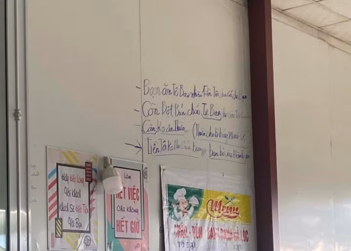 Hình ảnh về bảng thông báo bá đạo này sau khi chia sẻ lên MXH đã làm netizen được phen cười lăn, ai cũng tỏ ra thích thú vì sự đáng yêu của chủ quán.