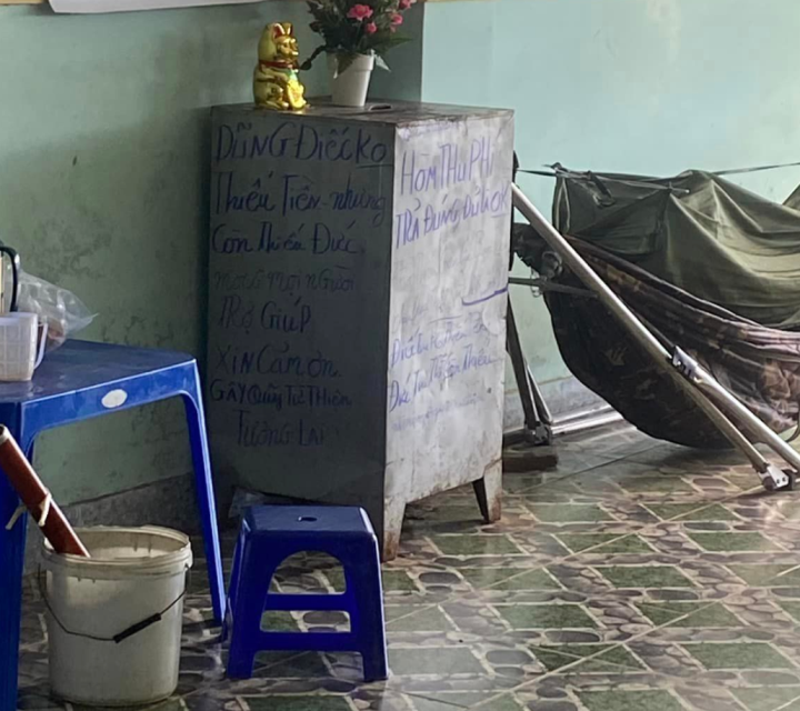 Chiếc bảng thông báo này chỉ là một trong vô vàn những lời nhắn, dặn dò đầy thú vị khác được in lên khắp tường phía bên trong quán.