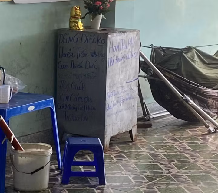 Chiếc bảng thông báo này chỉ là một trong vô vàn những lời nhắn, dặn dò đầy thú vị khác được in lên khắp tường phía bên trong quán.