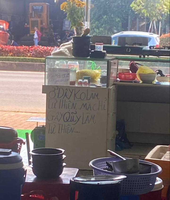 Từ lời quảng cáo món ăn theo phong cách tự “dìm hàng” đến hướng dẫn cách gọi món, lấy thức ăn, lời lẽ sử dụng đều khiến ai đọc cũng không khỏi bật cười.