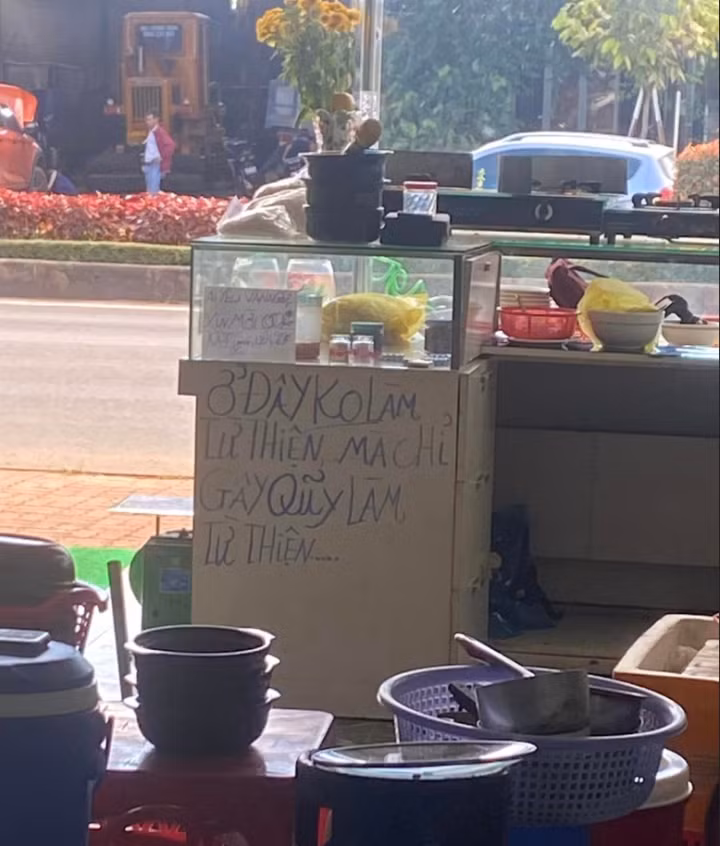 Từ lời quảng cáo món ăn theo phong cách tự “dìm hàng” đến hướng dẫn cách gọi món, lấy thức ăn, lời lẽ sử dụng đều khiến ai đọc cũng không khỏi bật cười.