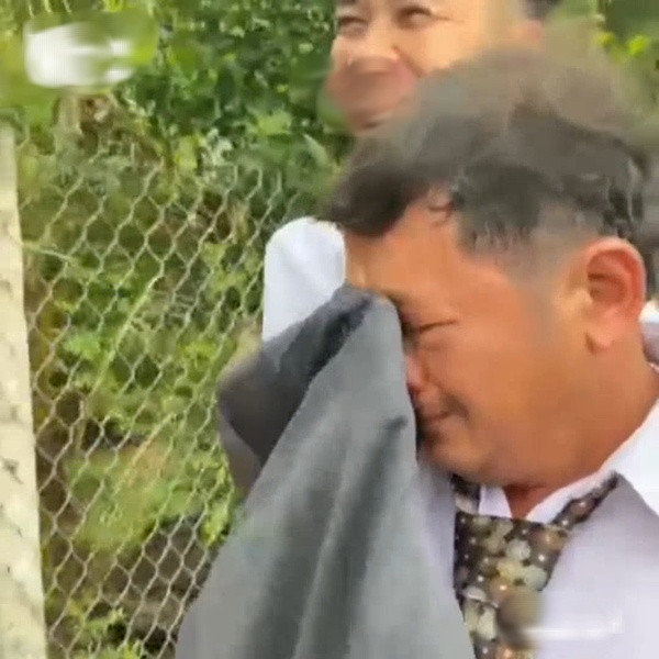 Khi bước ra khỏi đám cưới, ban đầu ông bố vẫn cười nói vui vẻ, tuy nhiên, sau khi quay người ra về, chỉ vài giây sau ông bố bỗng nhiên bật khóc, lấy tay lau những giọt nước mắt.