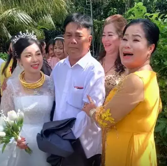 Đó cũng là cảm xúc chung của nhiều ông bố có con gái đi lấy chồng, dù nhà chồng có ở gần bên hay cách xa hàng trăm, hàng ngàn cây số.