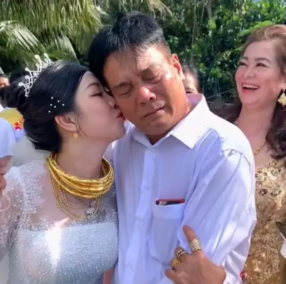 Lúc đó ông bố vội vã bước đi để tránh không khóc nhưng nước mắt vẫn rơi.