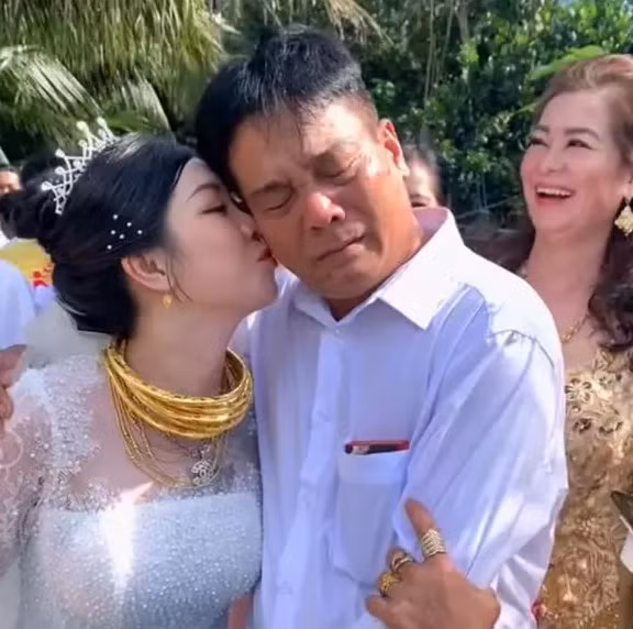 Lúc đó ông bố vội vã bước đi để tránh không khóc nhưng nước mắt vẫn rơi.