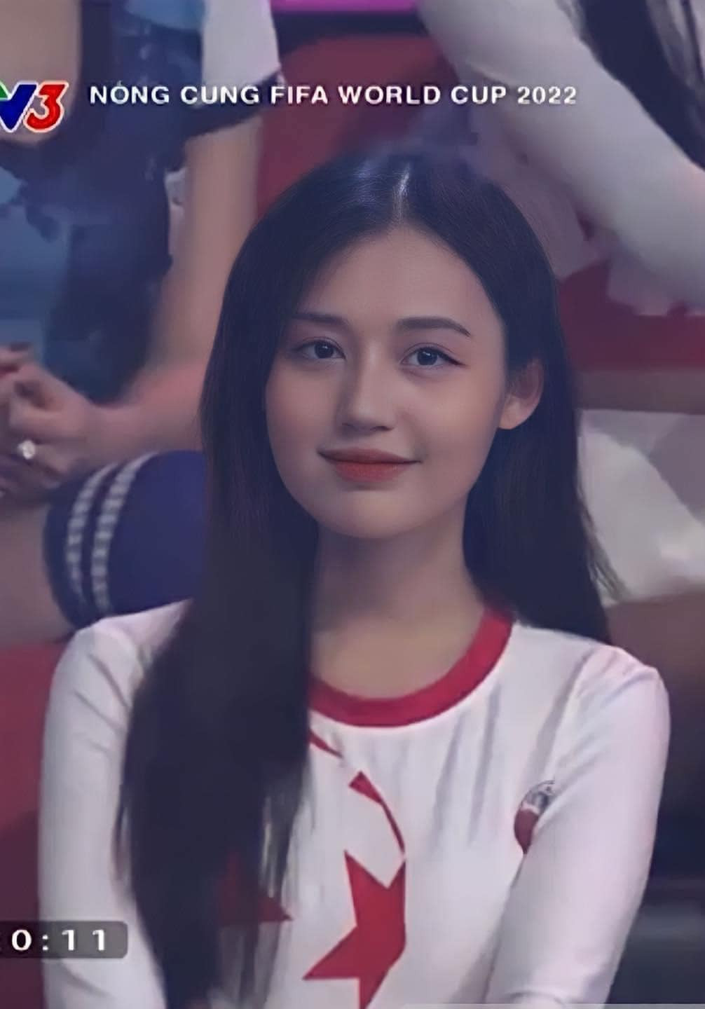 Xuất hiện trên sóng Nóng cùng World Cup 2022 Hồng Hạnh nhanh chóng gây thiện cảm với khán giả nhờ gương mặt sáng, đôi mắt tròn long lanh.