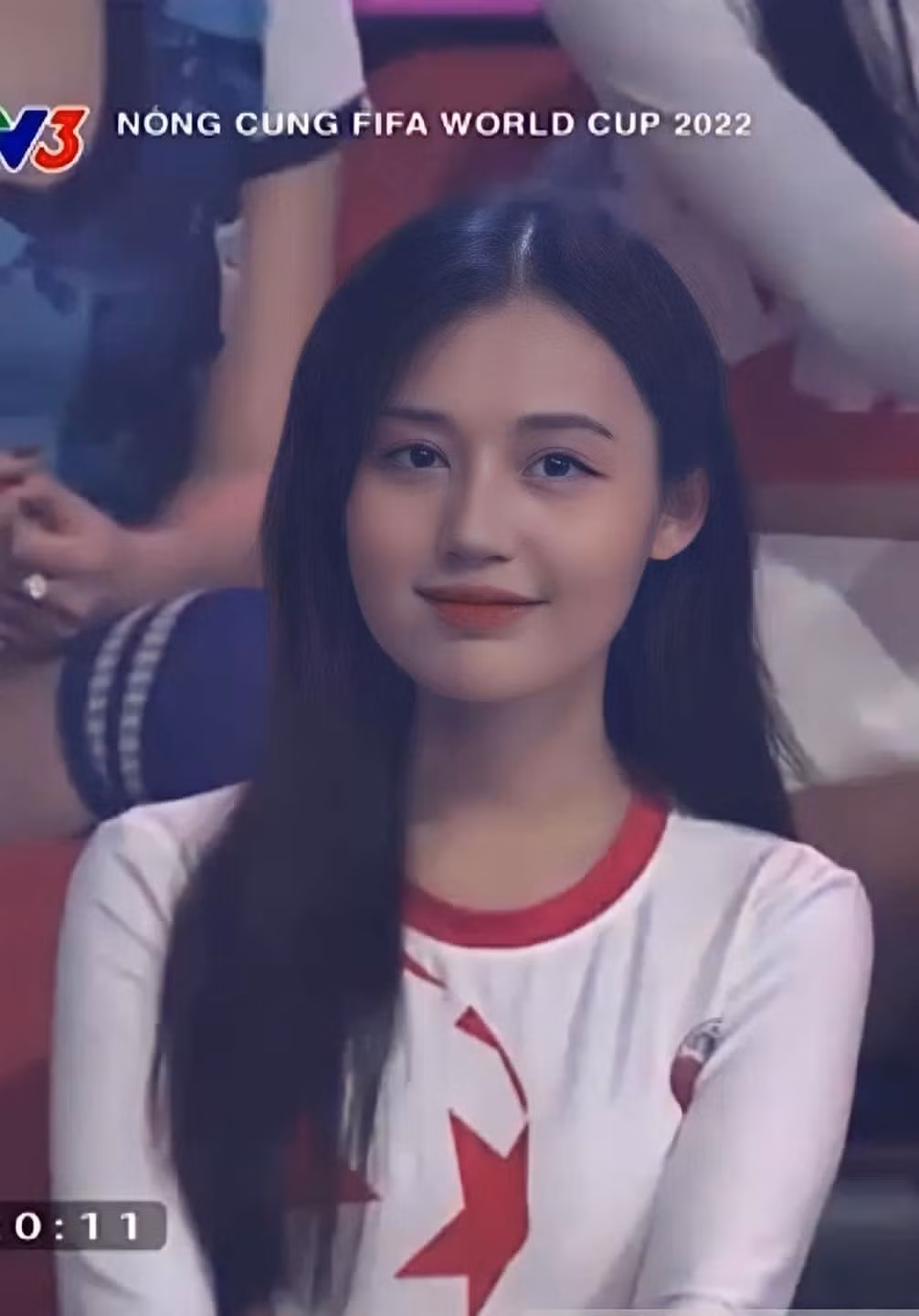 Xuất hiện trên sóng Nóng cùng World Cup 2022 Hồng Hạnh nhanh chóng gây thiện cảm với khán giả nhờ gương mặt sáng, đôi mắt tròn long lanh.