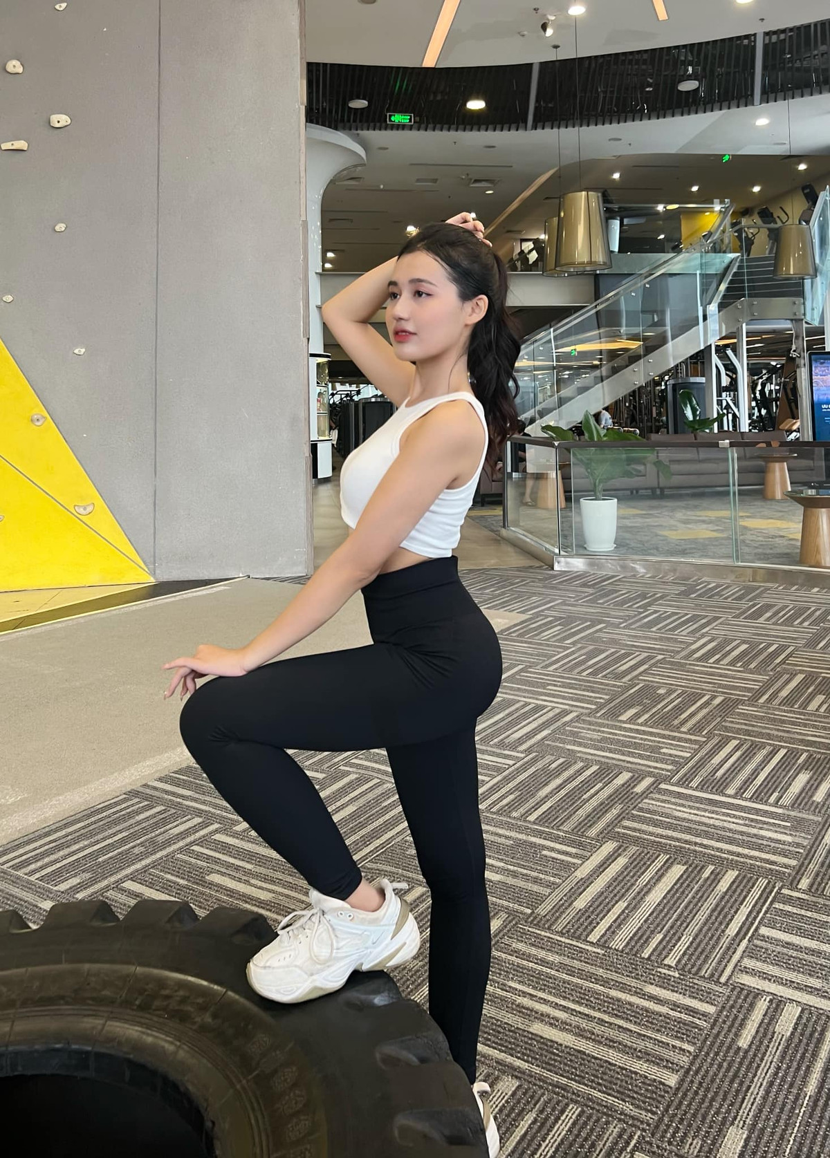 Không chỉ lợi thế hình thể mà cô còn chiếm được thiện cảm của công chúng nhờ gương mặt đẹp đẹp hoàn hảo với các đường nét khả ái, đôi mắt biết nói cùng nụ cười "hút hồn".