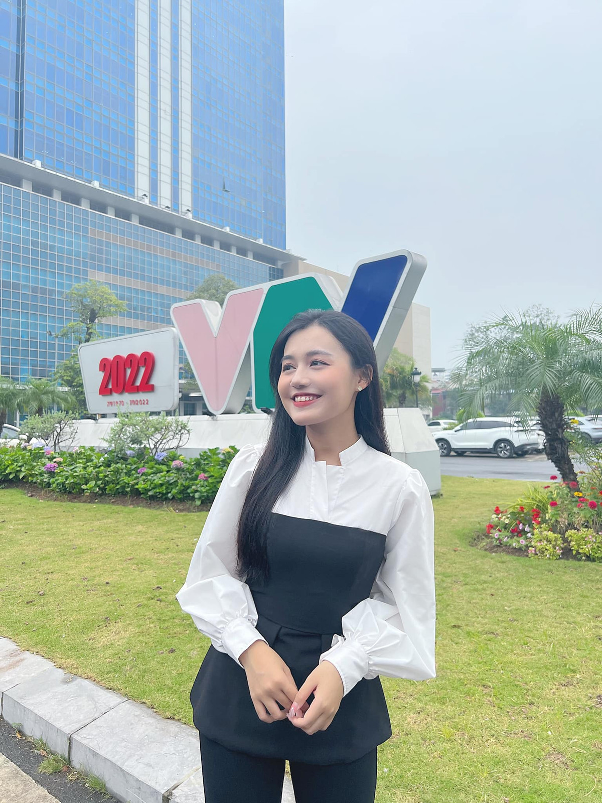 Không chỉ dừng lại ở đó, giọng nói nhẹ nhàng, truyền cảm của cô cũng nhận được "cơn mưa lời khen" của đông đảo cư dân mạng.