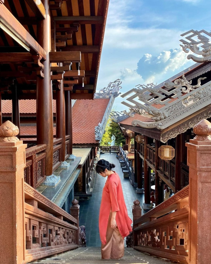 Chính vì sở hữu nét độc đáo trong thiết kế mà nhiều bạn trẻ thời gian qua đã cho ra đời nhiều bức ảnh "sống ảo" cực đẹp khi đến check in chùa Khải Đoan. Ảnh: normaltus