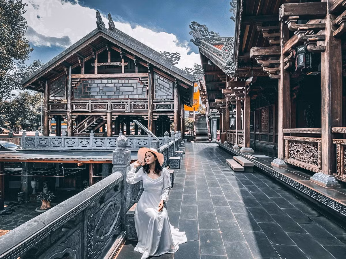 Bởi lối kiến trúc độc đáo, quy mô hoành tráng với cảnh sắc hữu tình, tại chùa không thiếu những góc sống ảo hết sức lung linh. Ảnh: Hoàng Luân