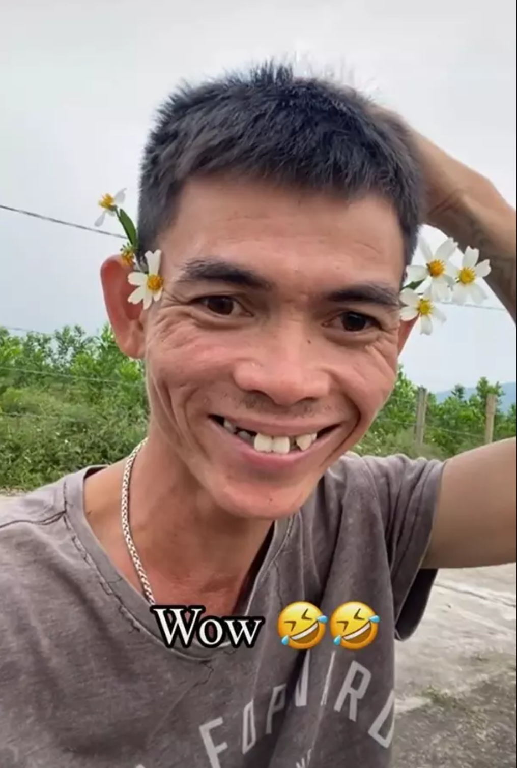 Trong video, So Y Tiết luôn gây ấn tượng với khả năng ngoại ngữ tốt, cách phát âm khá chuẩn.