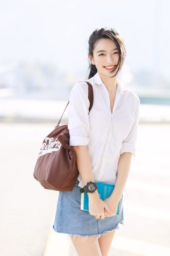 Có thể thấy, dù không cần hở bạo, người đẹp vẫn ghi điểm với những set đồ kín đáo, chuẩn của một sinh viên.