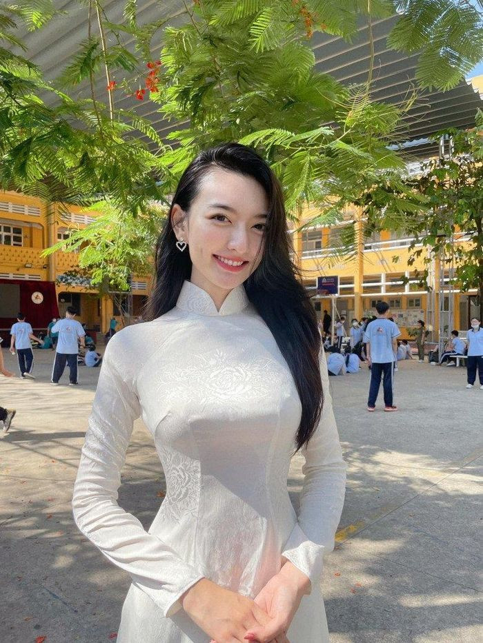 Được biết, cô nàng 23 tuổi này mang trong mình 3 dòng máu Việt, Trung Quốc và Nhật nên có những nét đẹp đặc trưng.