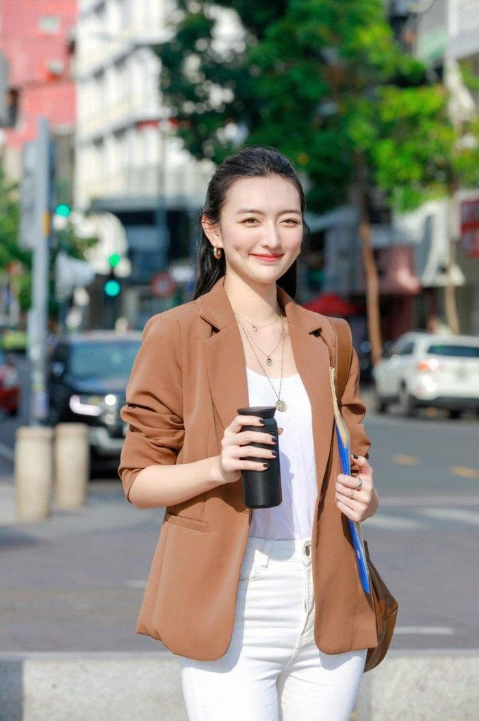 Khác với lúc đi làm mẫu, ngoài đời hoặc lúc lên giảng đường Xuân Mai ghi điểm với style trẻ trung, cuốn hút.