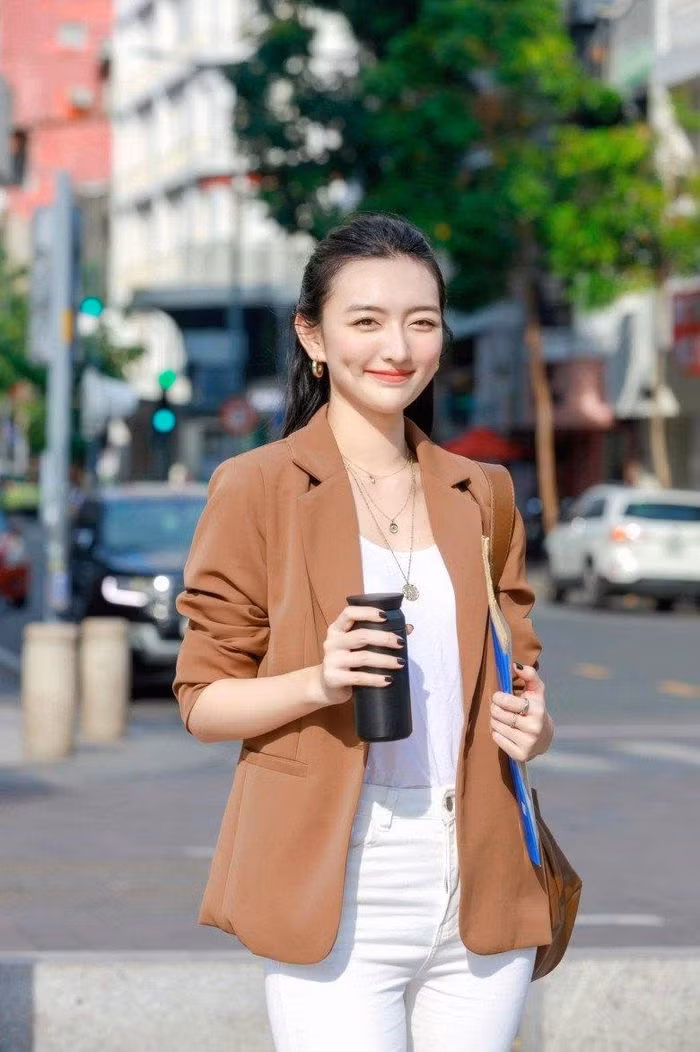 Khác với lúc đi làm mẫu, ngoài đời hoặc lúc lên giảng đường Xuân Mai ghi điểm với style trẻ trung, cuốn hút.