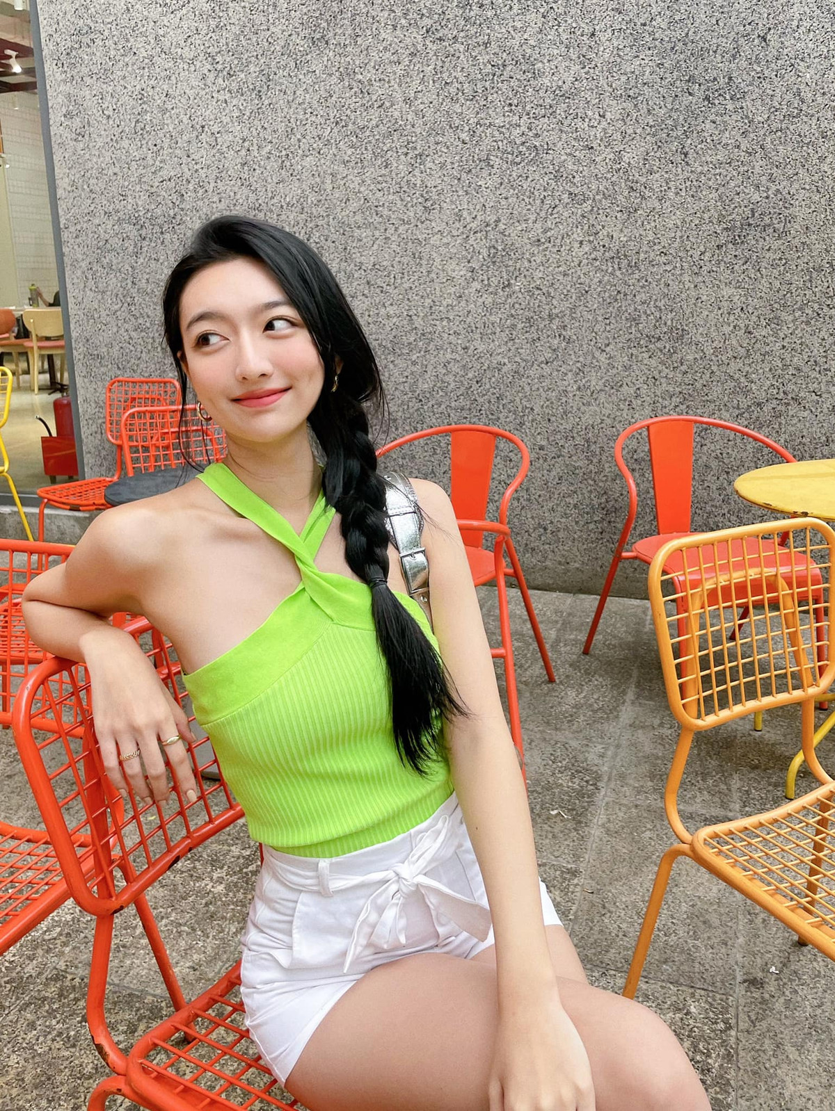 Lương Hồng Xuân Mai trẻ trung, cuốn hút lúc lên giảng đường khác hẳn khi làm mẫu. Ảnh: Tổng hợp