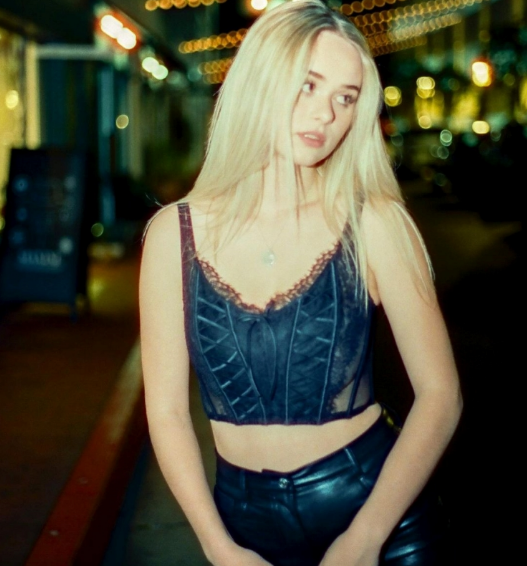 Cô gái Hoa Kỳ có mái tóc vàng nổi bật. Đây cũng được xem là điểm thu hút đặc biệt của phái đẹp.