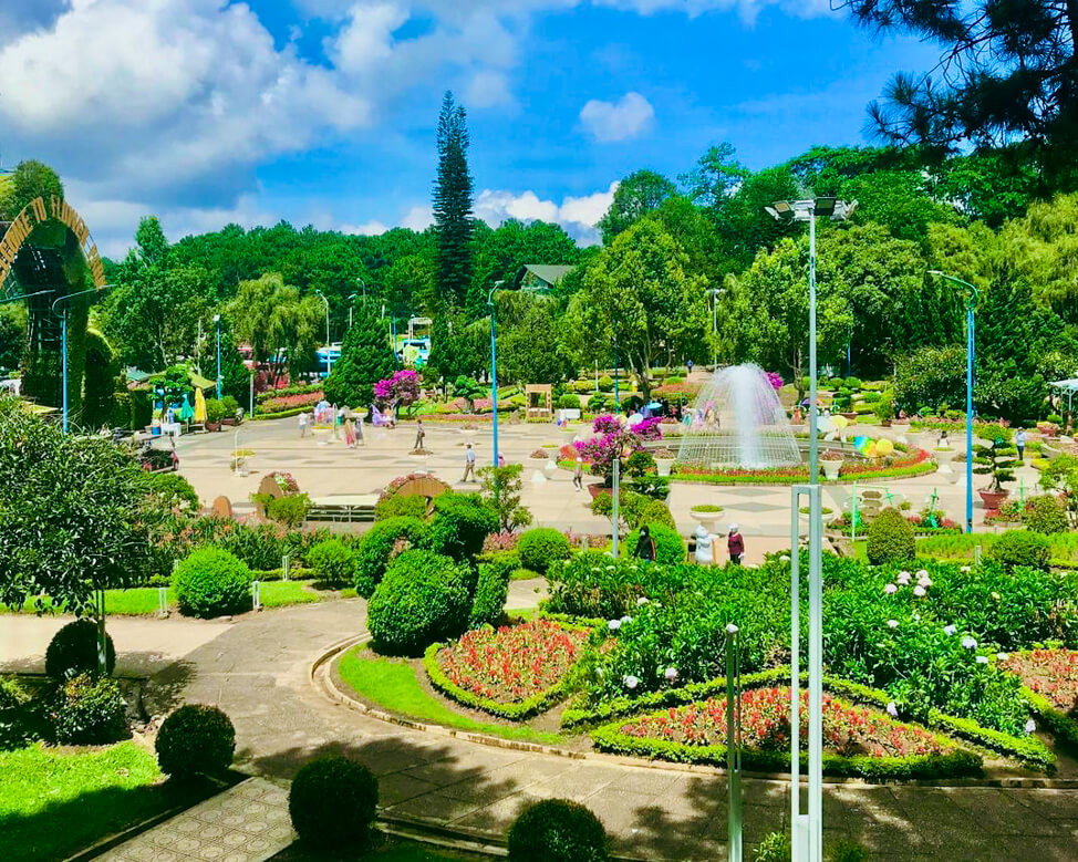 Vườn hoa trung tâm Đà Lạt có hơn 300 loài hoa quý hiếm nhất nước tụ hội. Vì thế khi ghé thăm, du khách sẽ được ngắm nhìn muôn ngàn sắc hoa và thỏa sức chụp ảnh “sống ảo". Ảnh: Dulich3mien