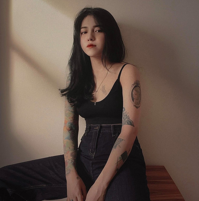 Những hình xăm trên cơ thể Bii Trinh cũng ngày một dày thêm. Cô nàng xăm kín tay, lưng và rải rác khắp cơ thể.