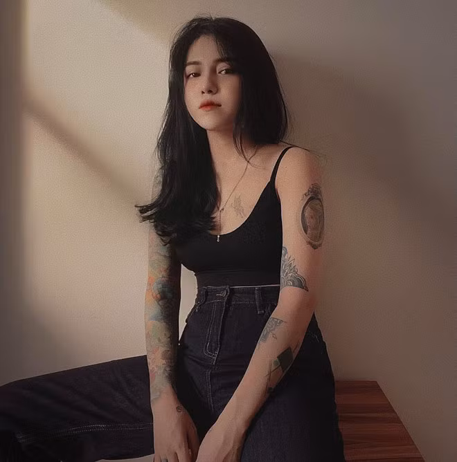 Những hình xăm trên cơ thể Bii Trinh cũng ngày một dày thêm. Cô nàng xăm kín tay, lưng và rải rác khắp cơ thể.