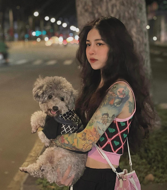 Cô sau đó đã bất chấp sự phản đối của gia đình, theo đuổi nghề xăm vì có niềm đam mê đặc biệt với xăm hình nghệ thuật.