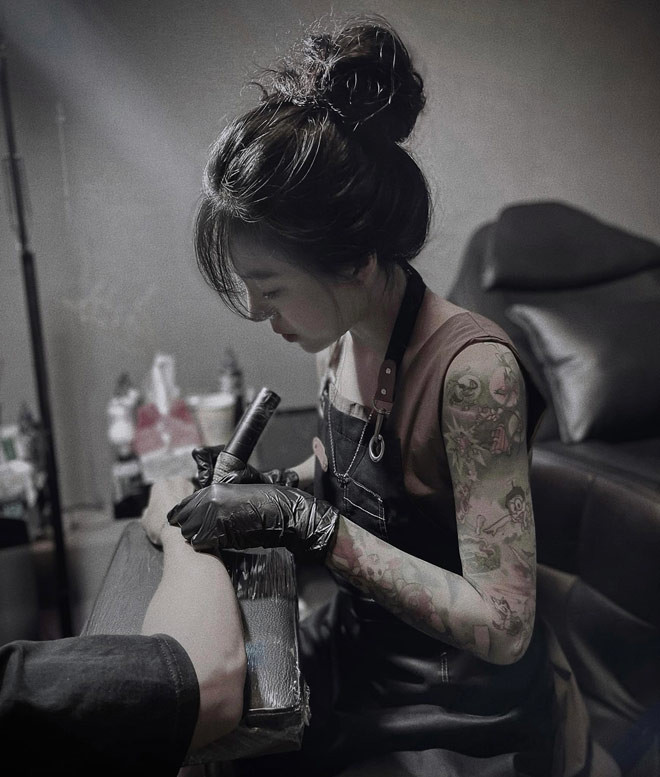 Cô nàng nổi như cồn từ năm 2018 với biệt danh “hot girl xăm trổ” khi sở hữu gương mặt xinh đẹp, ngây thơ, trái ngược với những hình xăm hầm hố rải rác khắp cơ thể.