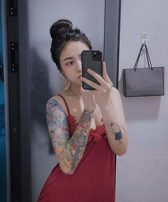 Cô đã có 5 năm hành nghề xăm, sở hữu một tiệm xăm nổi tiếng Sài thành với Fanpage có hơn 20.000 lượt theo dõi.