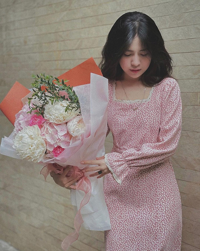 Câu chuyện bị gia đình từ mặt, hàng xóm dị nghị vì những hình xăm của Bii Trinh từng nổi tiếng khắp các trang mạng, tuy nhiên cô gái trẻ vẫn quyết một mình tự kiếm tiền đi học xăm.