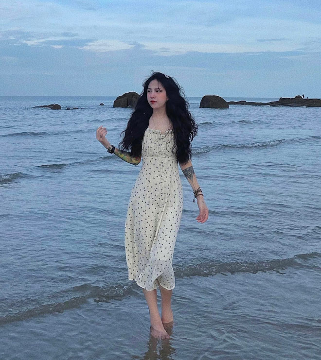 Được biết, Bii Trinh "tậu" cho mình hình xăm đầu tiên vào năm 18 tuổi, khi còn là học sinh phổ thông.