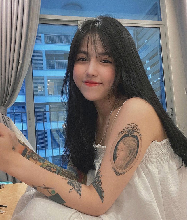 Bii Trinh (tên thật là Trần Thị Trinh, sinh năm 1996, quê Quảng Nam) là hot girl không còn xa lạ trong cộng đồng đam mê xăm hình.